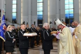 Razem ze Strażakami Małopolski w Sanktuarium Bożego Miłosierdzia w Krakowie-Łagiewnikach modlił się bp Edward Kawa. title=