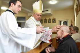 „Człowiek cierpiący jest szczególnym skarbem Kościoła”. Arcybiskup Mieczysław Mokrzycki odwiedził mieszkańców Domu Miłosierdzia im. św. Zygmunta Gorazdowskiego w Brzuchowicach. title=