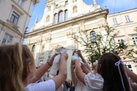 На площі Ангелів у Львові вшанували пам’ять дітей, які загинули через російську агресію. title=